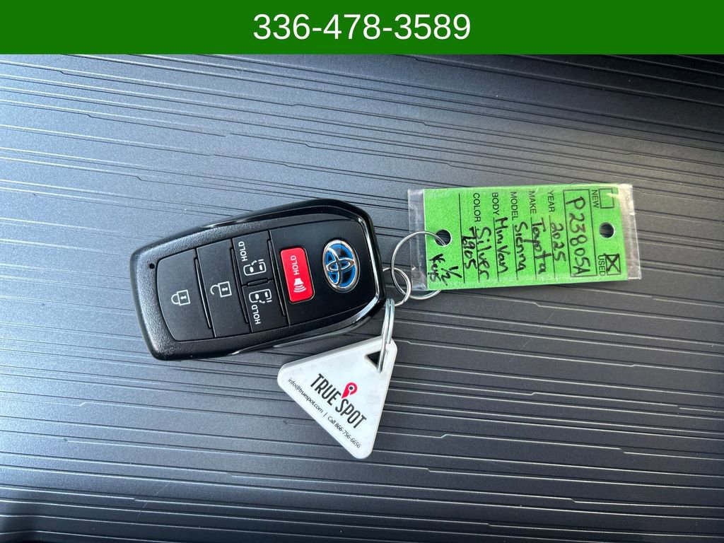 Used 2025 Toyota Sienna LE w/ LE Plus Package FWD image 28