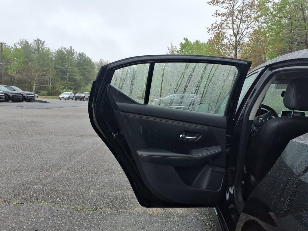 Used 2021 Nissan Sentra SR w/ SR Premium Package FWD image 9