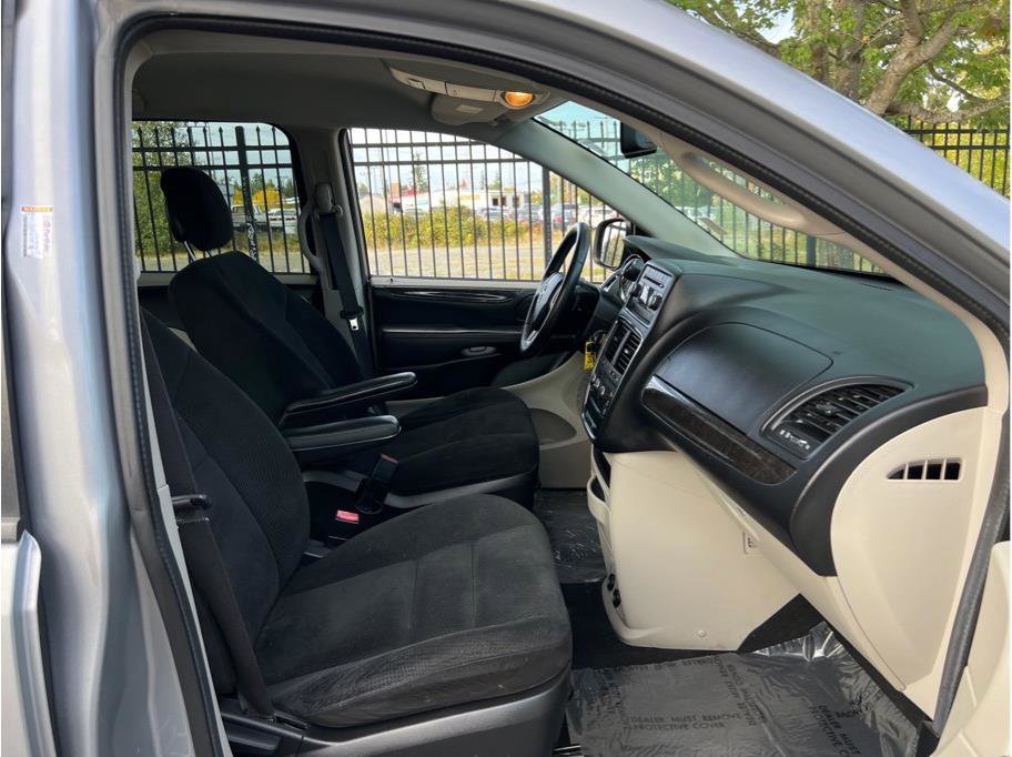 Used 2016 Dodge Grand Caravan American Value Package w/ UConnect Hands-Free Group image 18