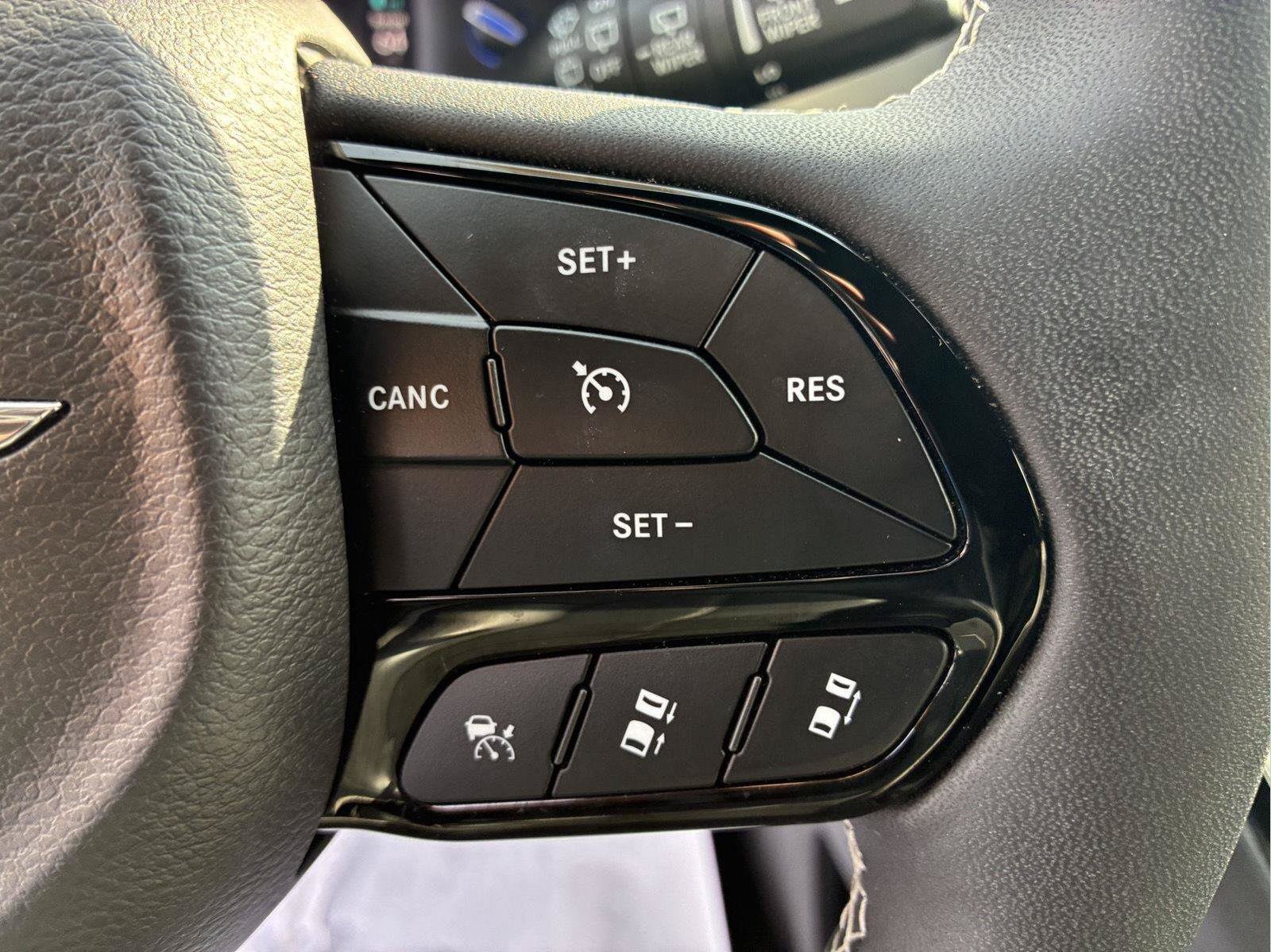 Used 2024 Chrysler Pacifica Premium FWD image 29