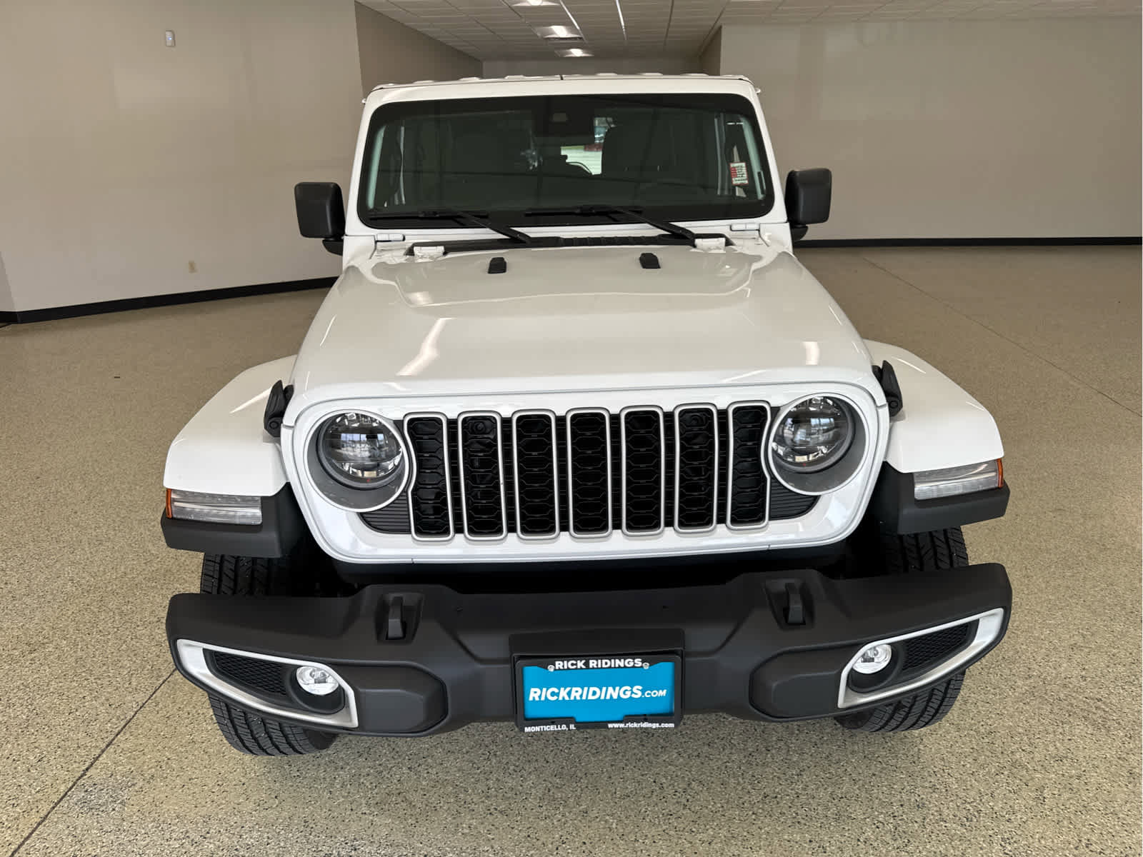 Used 2025 Jeep Wrangler Sahara image 4