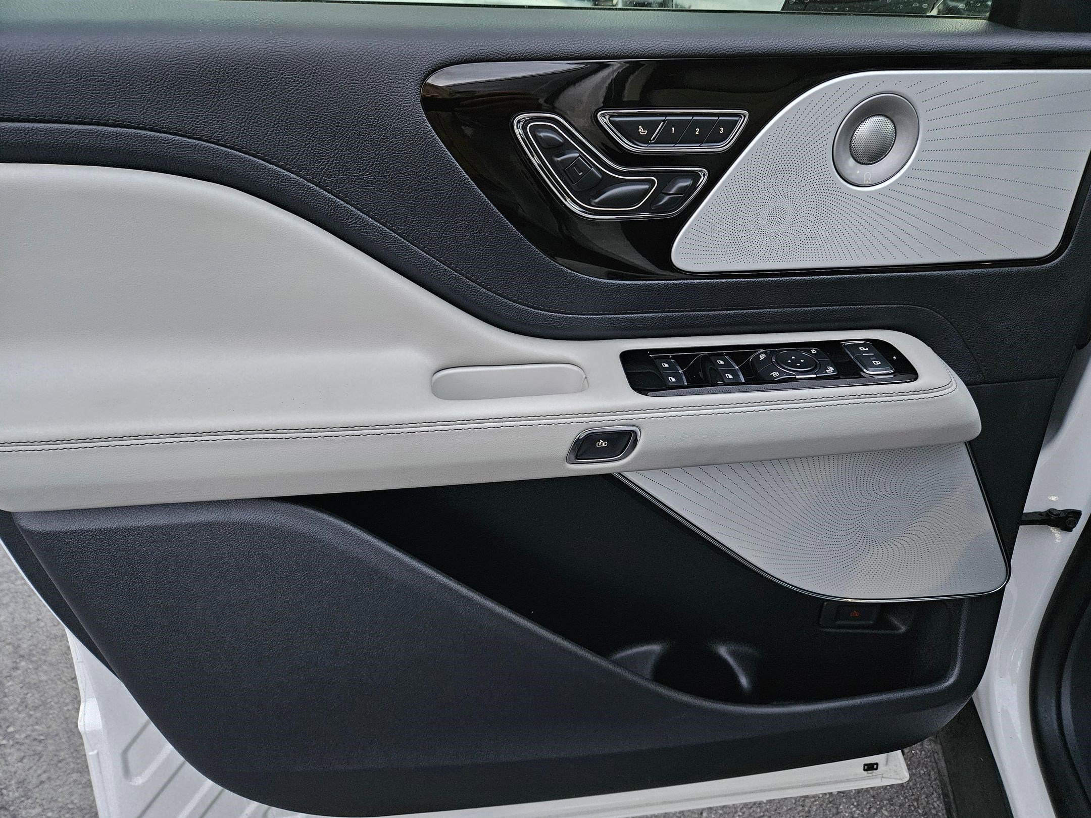 Used 2025 Lincoln Aviator Reserve w/ Equipment Group 201A image 16