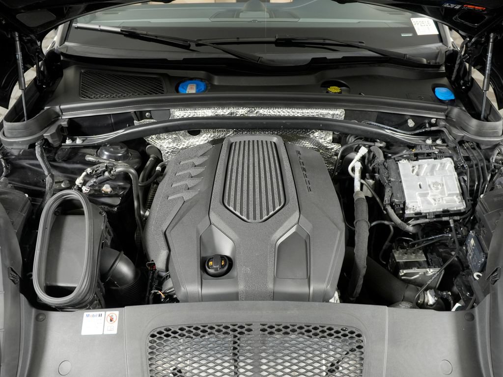 Certified 2024 Porsche Macan w/ Premium Plus Package AWD/4WD image 45