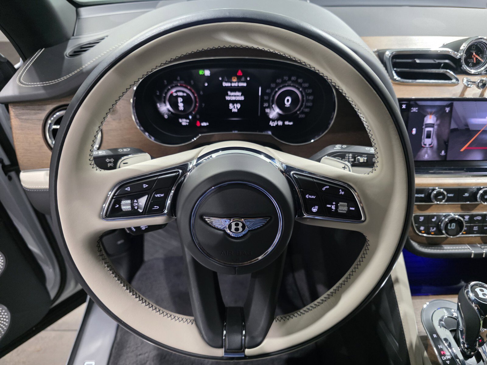 Used 2024 Bentley Bentayga Extended Wheelbase image 15