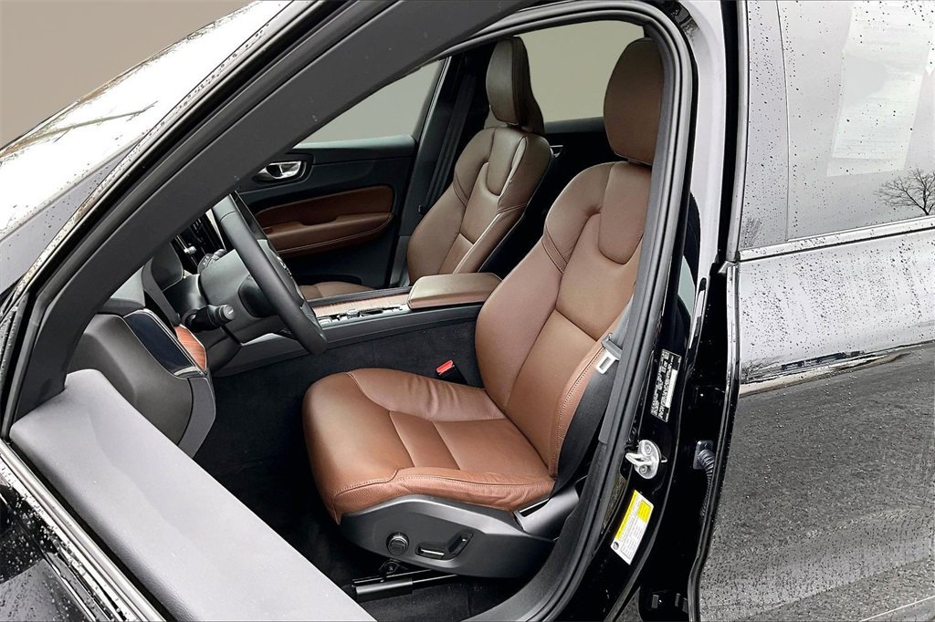 Used 2023 Volvo XC60 B5 Plus w/ Climate Package image 21