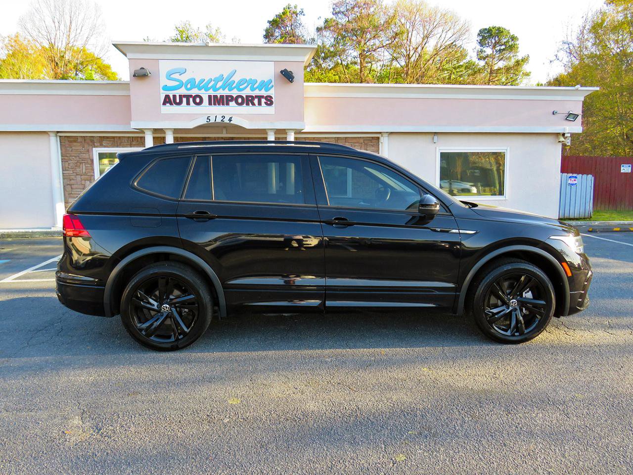 Used 2023 Volkswagen Tiguan SE R-Line FWD image 6