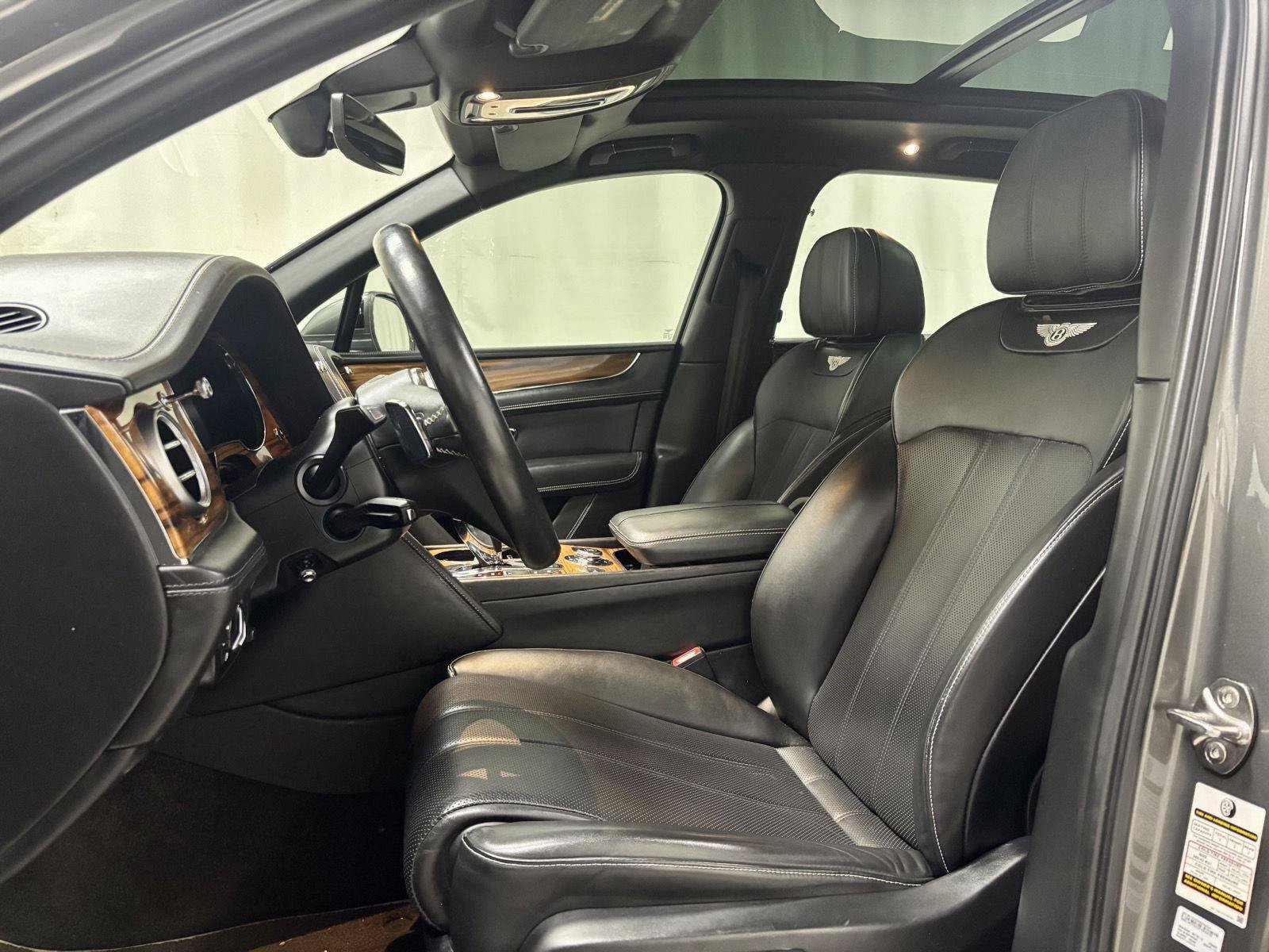 Used 2018 Bentley Bentayga AWD/4WD image 16