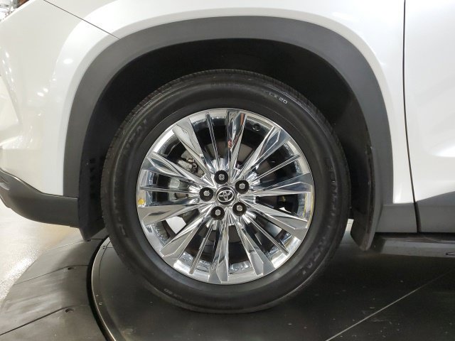 Used 2025 Toyota Grand Highlander AWD image 31