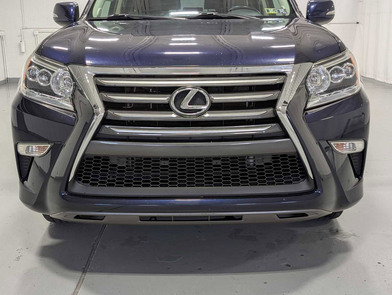 Used 2017 Lexus GX 460 image 2