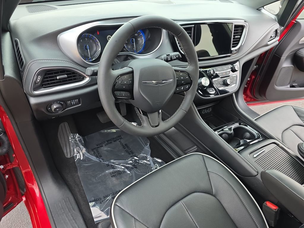 Used 2025 Chrysler Pacifica Limited image 17