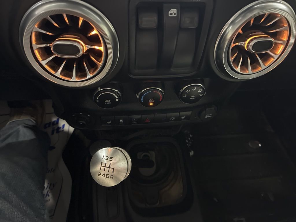 Used 2016 Jeep Wrangler Sahara image 13