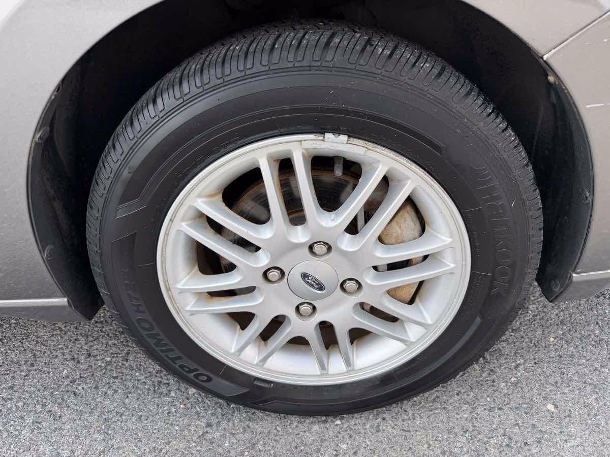 Used 2009 Ford Focus SE FWD image 22