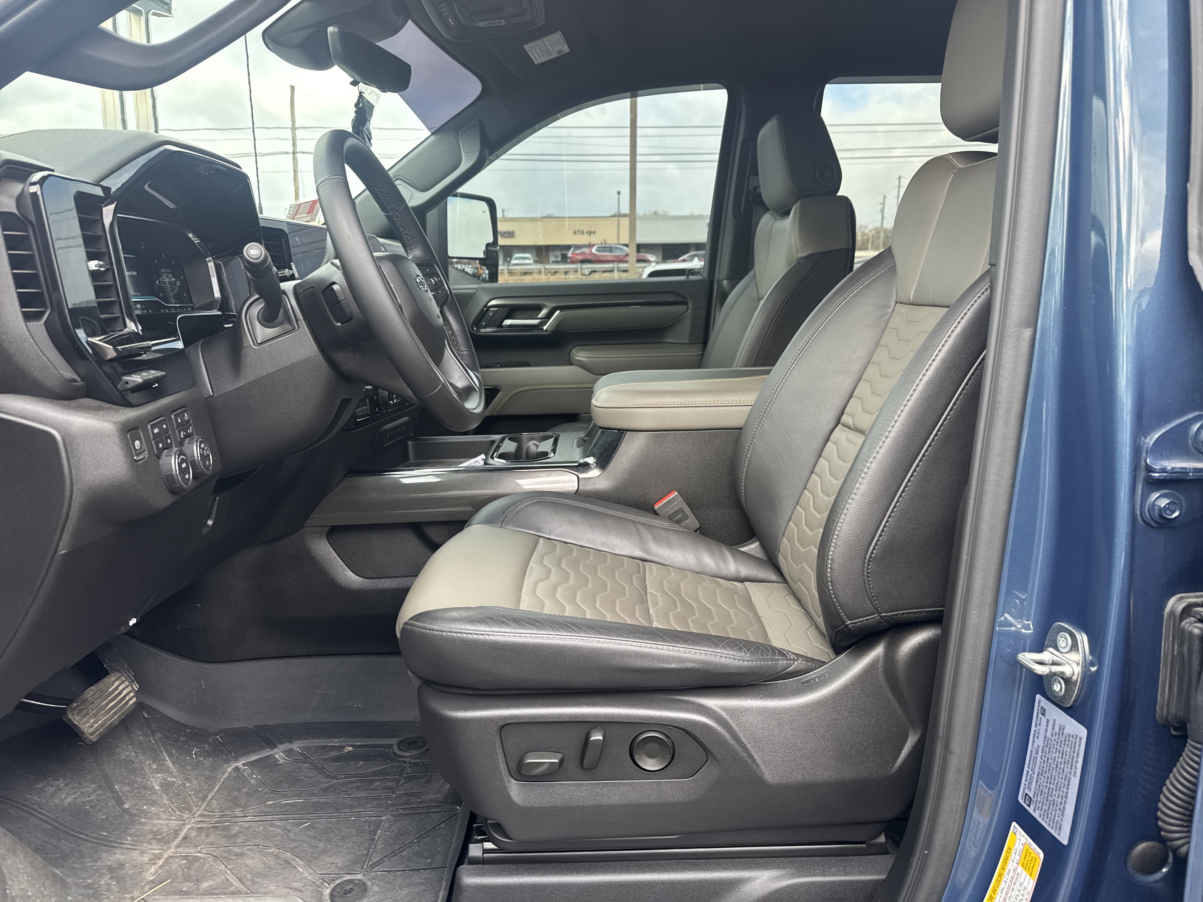 Used 2024 Chevrolet Silverado 2500 ZR2 w/ Technology Package image 12