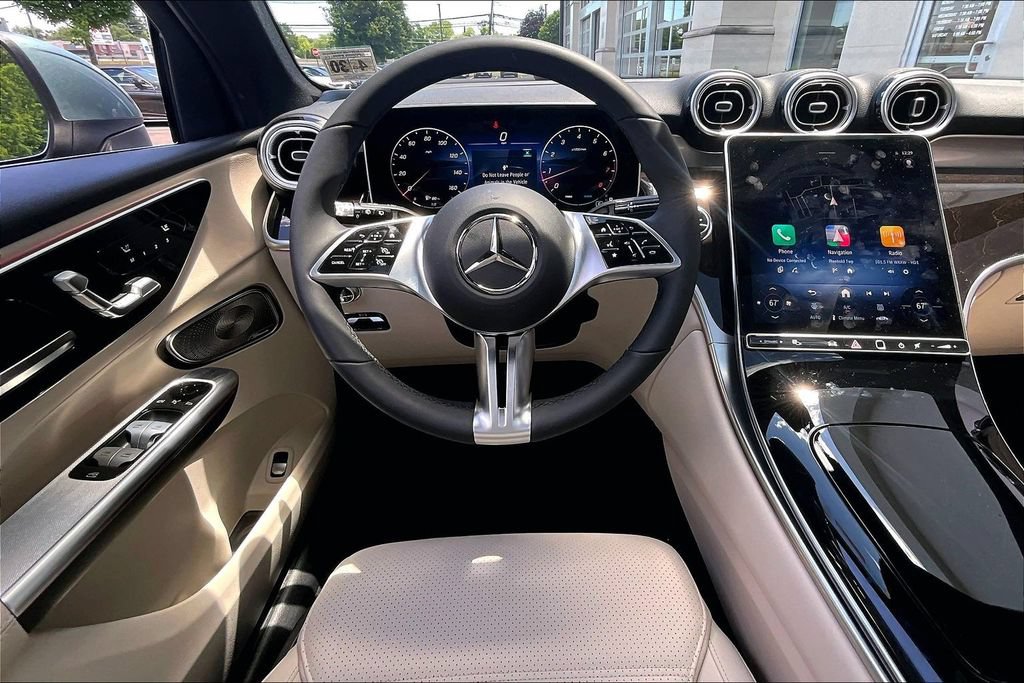 Used 2025 Mercedes-Benz GLC 300 4MATIC image 5