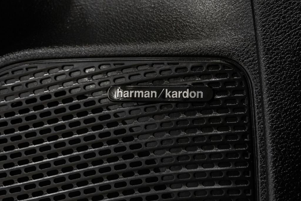 Used 2023 Chrysler Pacifica Limited w/ Uconnect Theater Family Group image 9