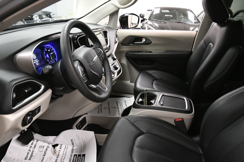 Used 2024 Chrysler Pacifica Touring-L FWD image 19