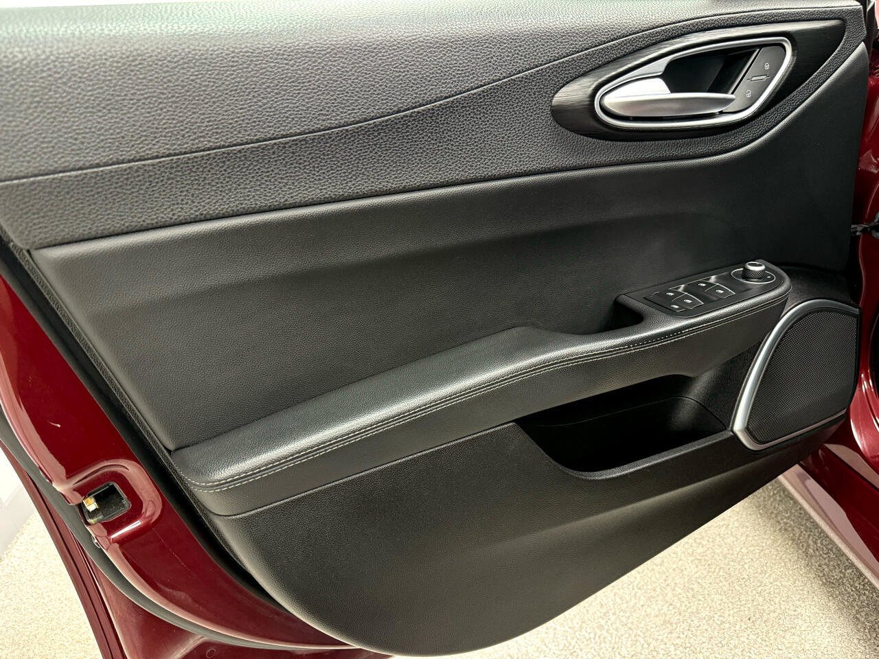 Used 2018 Alfa Romeo Giulia AWD image 14