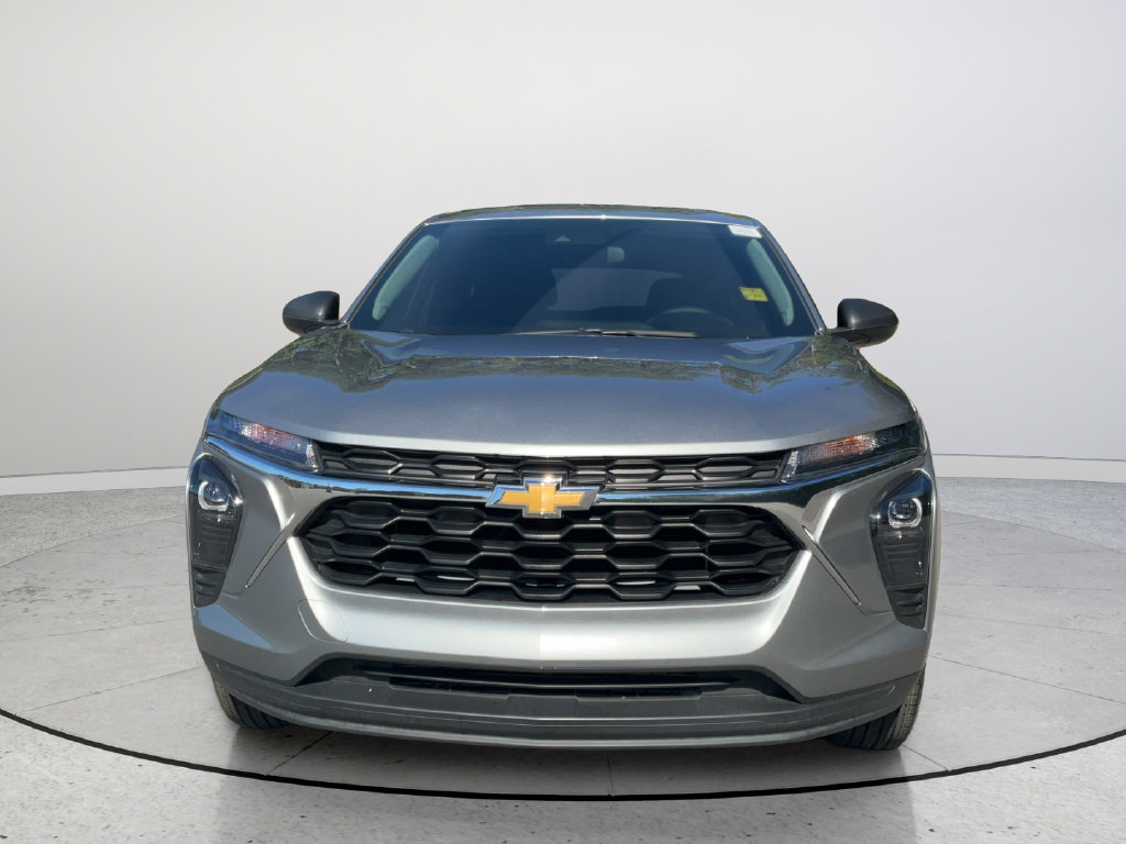Used 2025 Chevrolet Trax LS w/ Driver Confidence Package FWD image 3