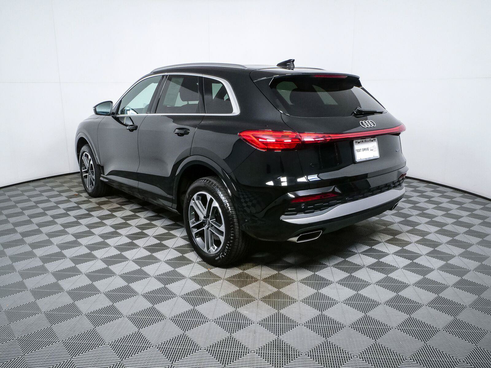 Used 2025 Audi Q5 Premium w/ Convenience Package AWD/4WD image 28