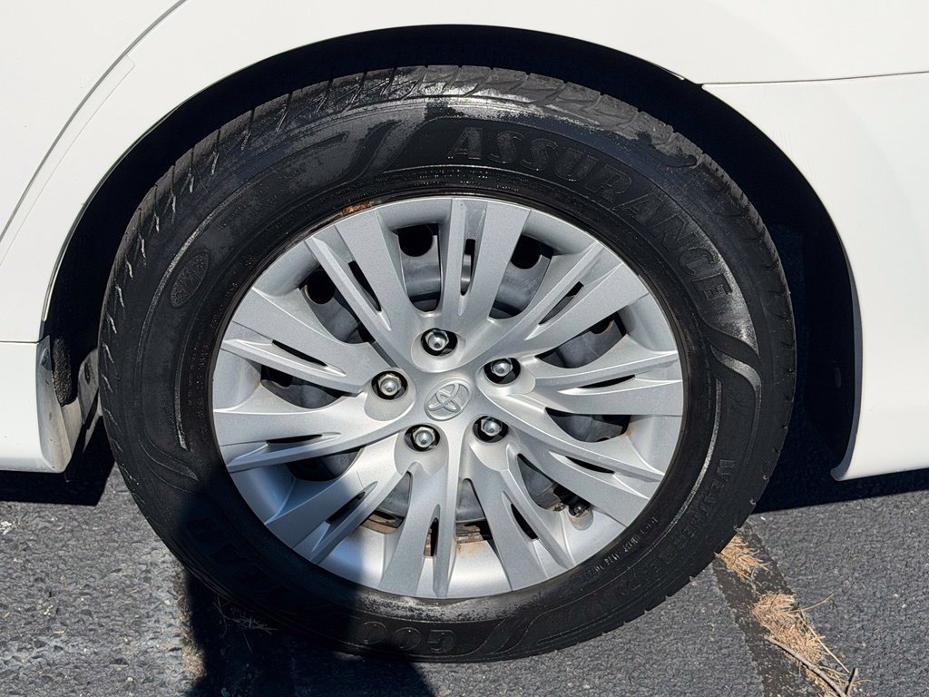 Used 2014 Toyota Camry LE FWD image 31