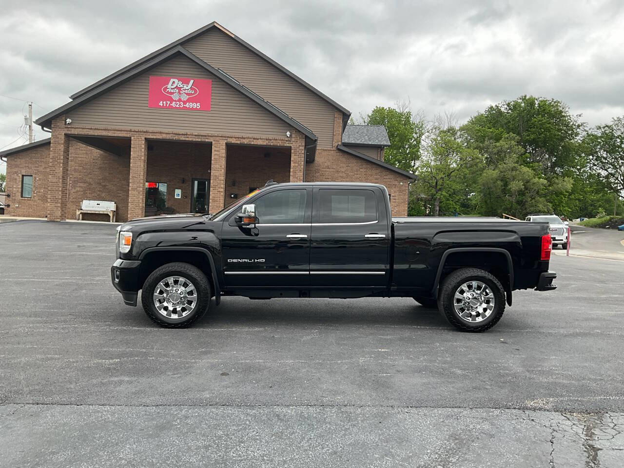 Used 2016 GMC Sierra 2500 Denali w/ Duramax Plus Package AWD/4WD image 2