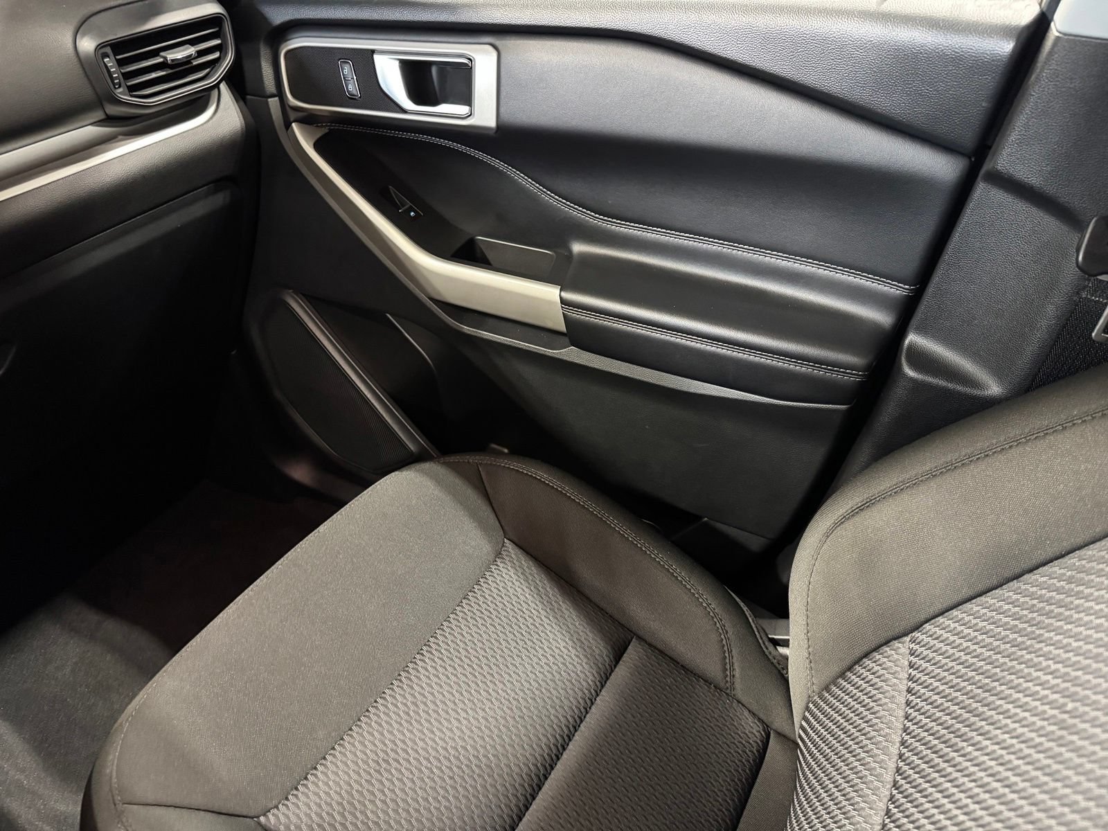 Used 2022 Ford Explorer XLT AWD/4WD image 43