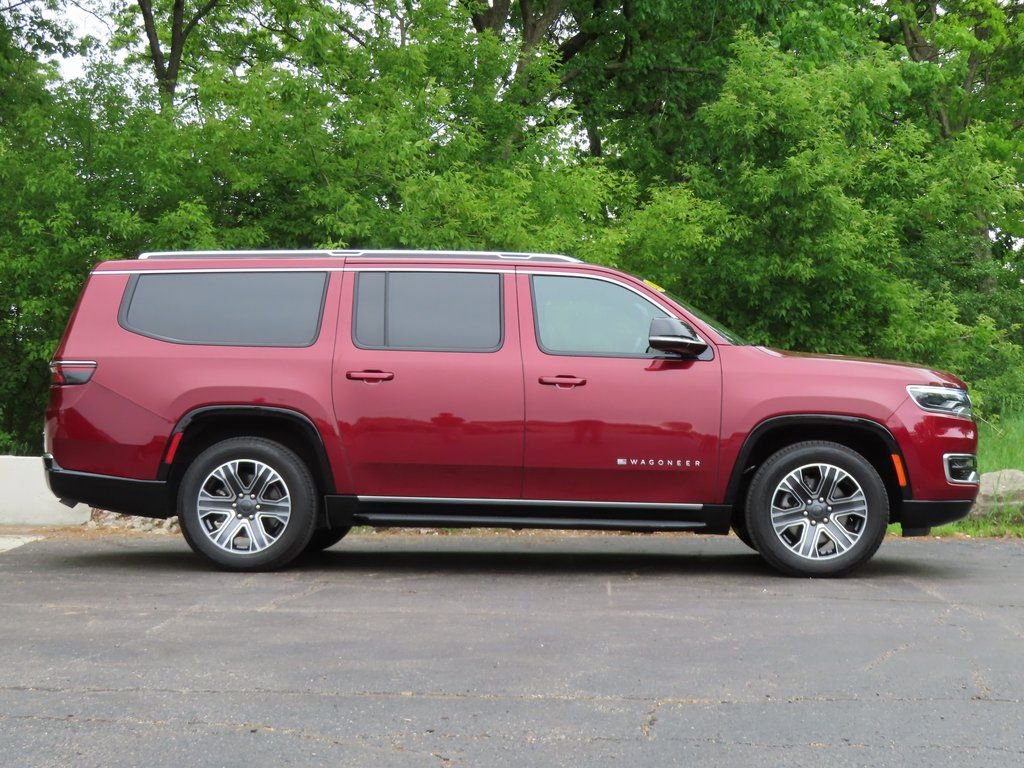 Certified 2024 Jeep Wagoneer L Series II w/ Flexible Seating Group image 2