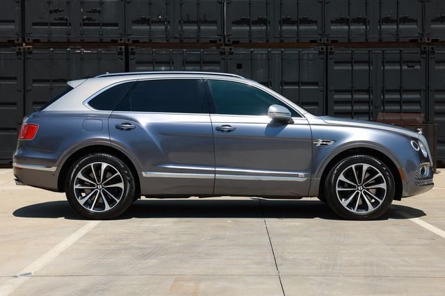 Used 2018 Bentley Bentayga AWD/4WD image 16
