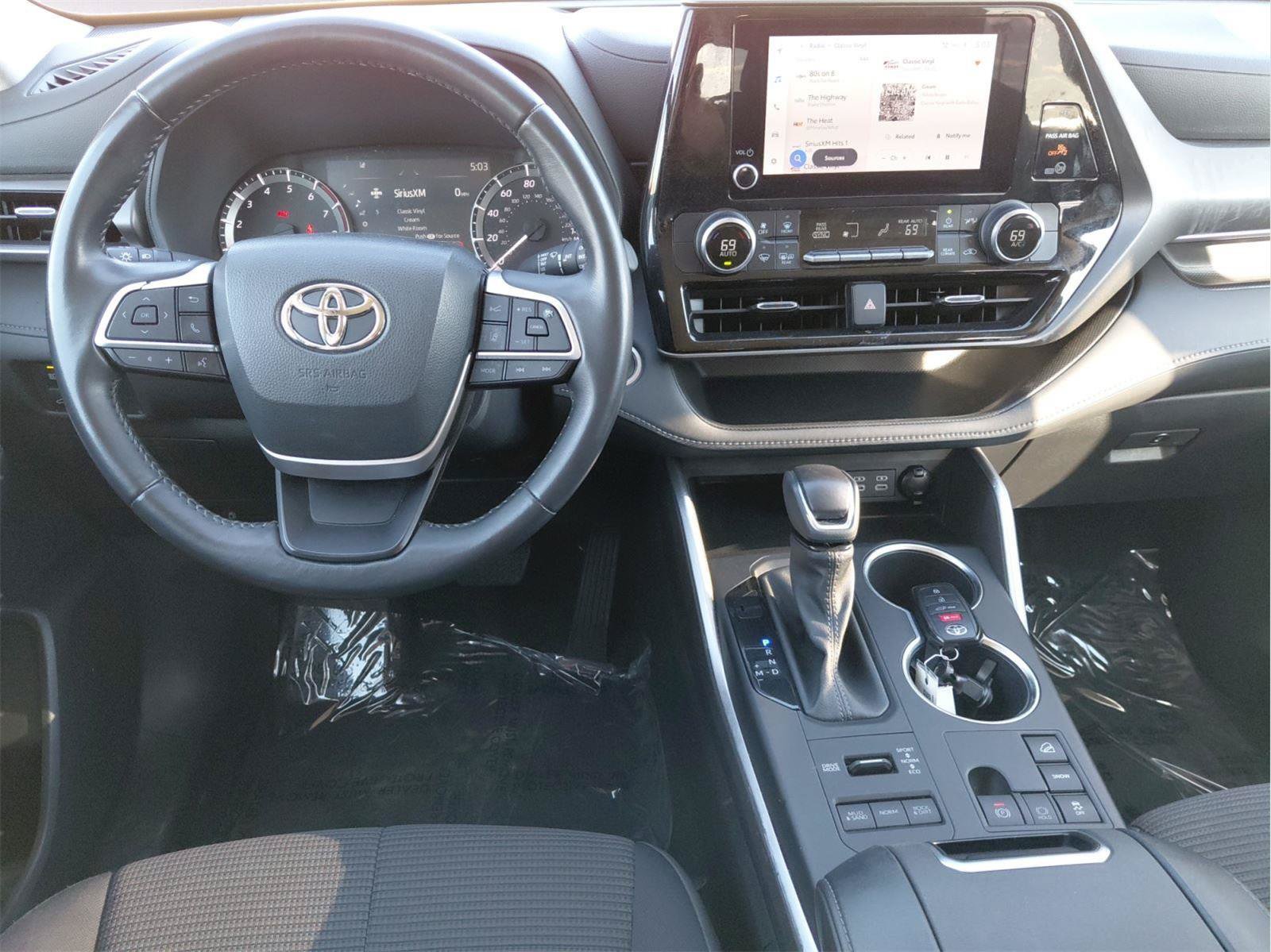 Used 2024 Toyota Highlander LE AWD/4WD image 14