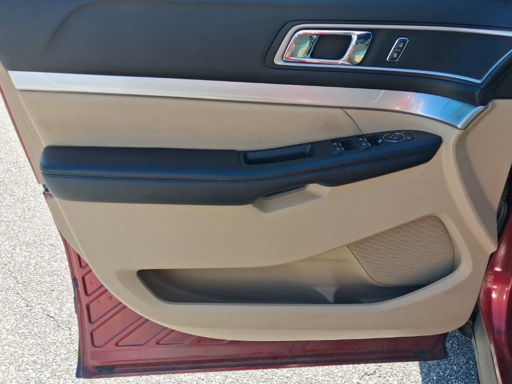 Used 2016 Ford Explorer XLT w/ Equipment Group 202A FWD image 21