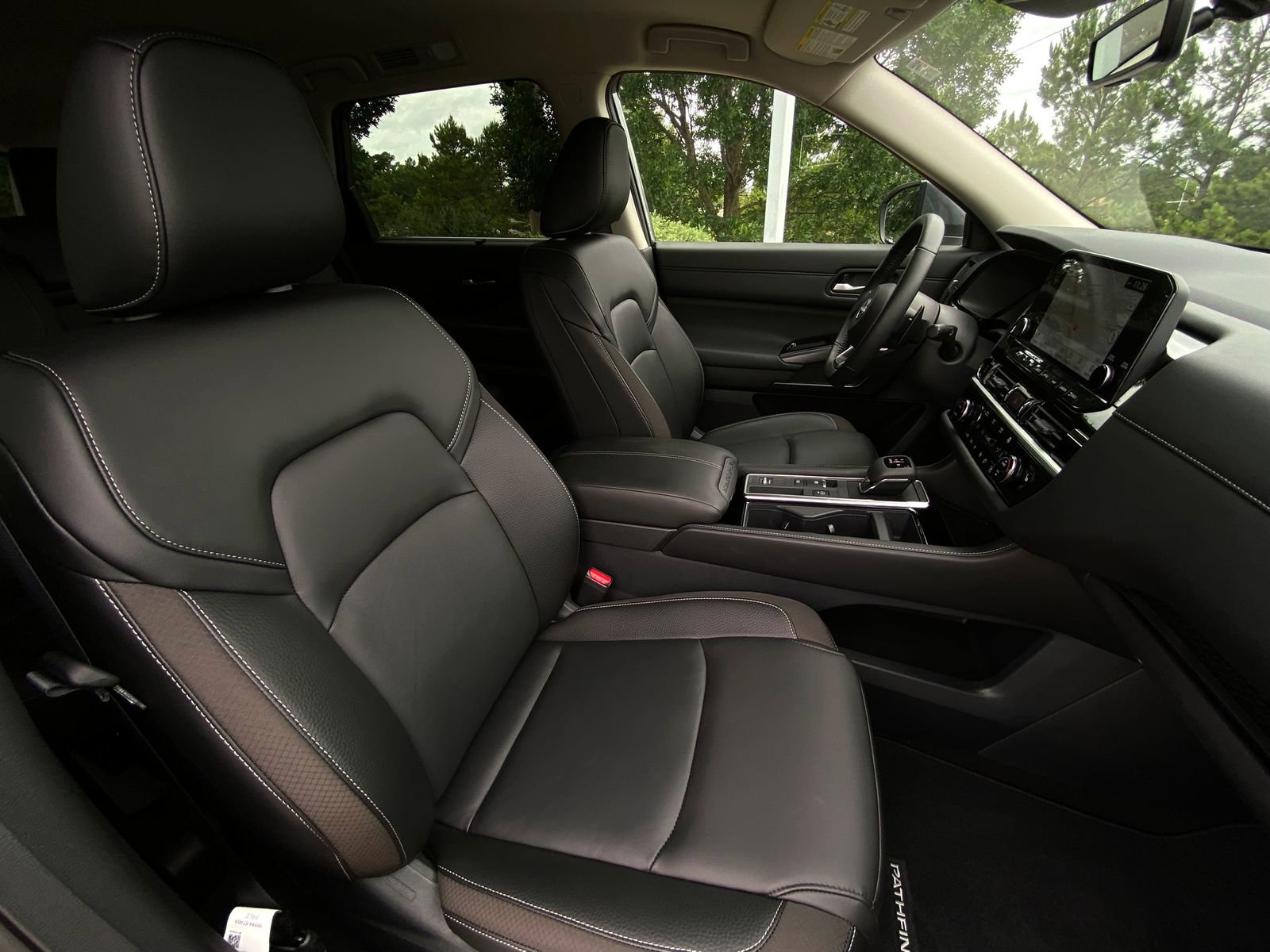 Used 2025 Nissan Pathfinder SL FWD image 13