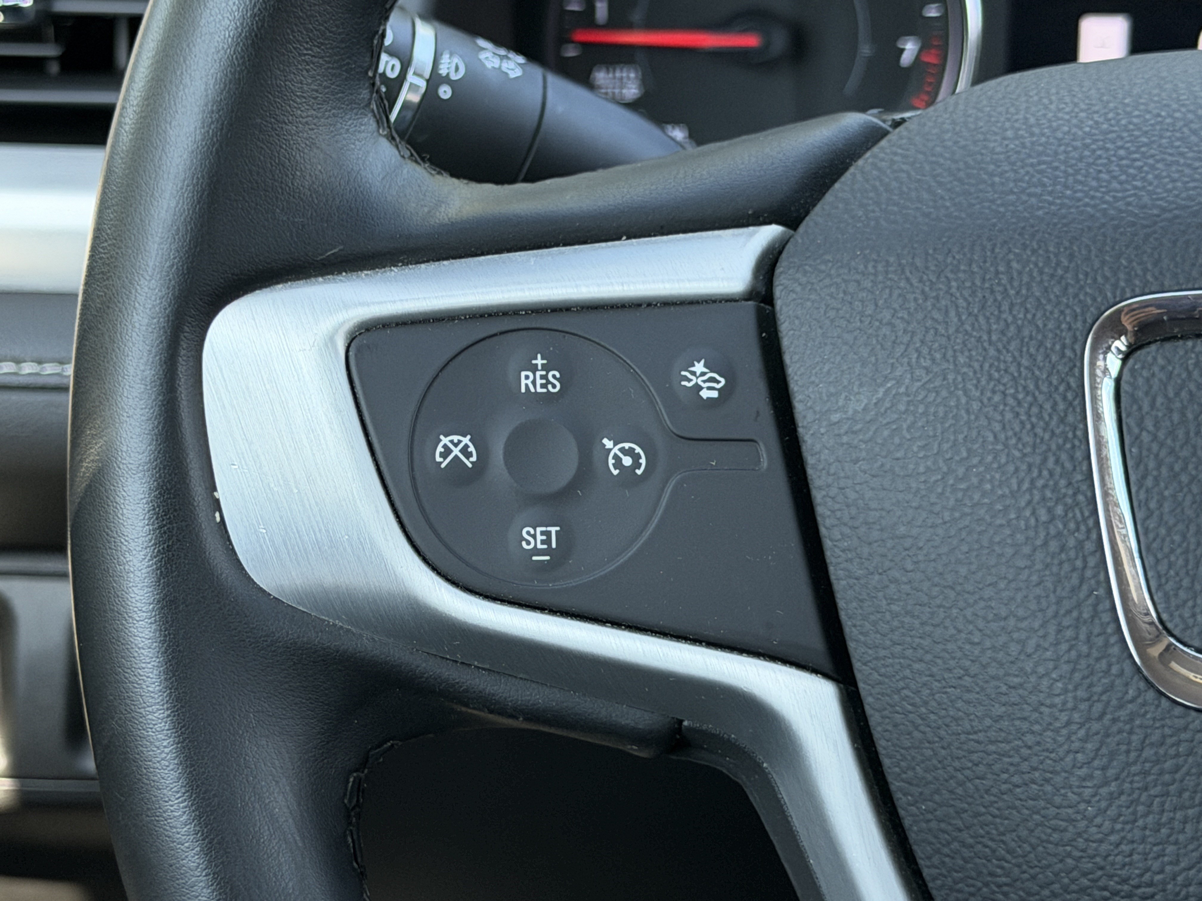 Used 2023 GMC Acadia SLT FWD image 30