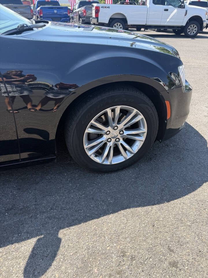 Used 2017 Chrysler 300 C RWD image 12