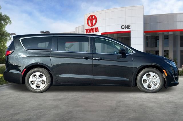 Used 2018 Chrysler Pacifica Touring Plus image 3