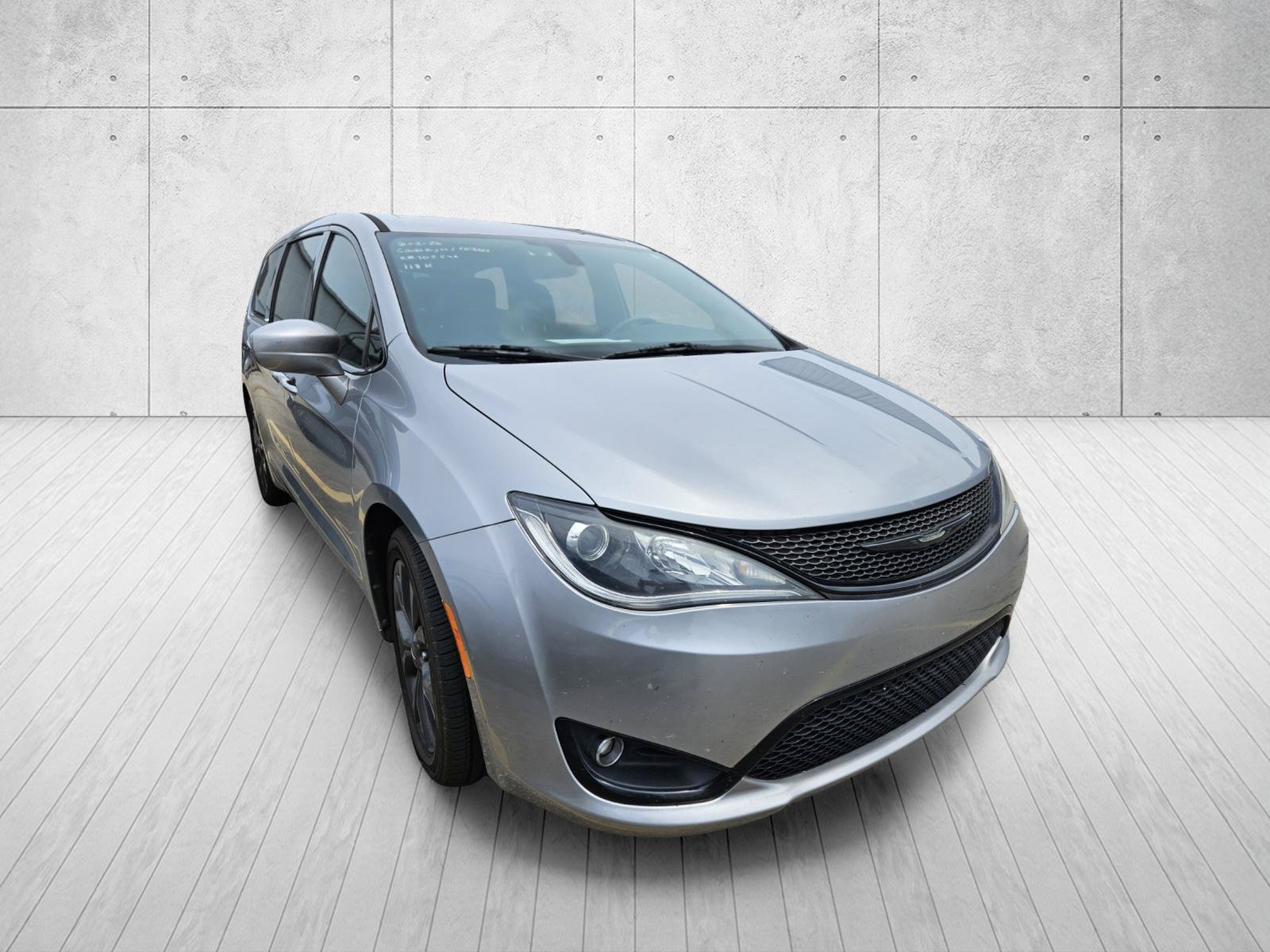 Used 2019 Chrysler Pacifica Touring Plus w/ S Appearance Package FWD image 2