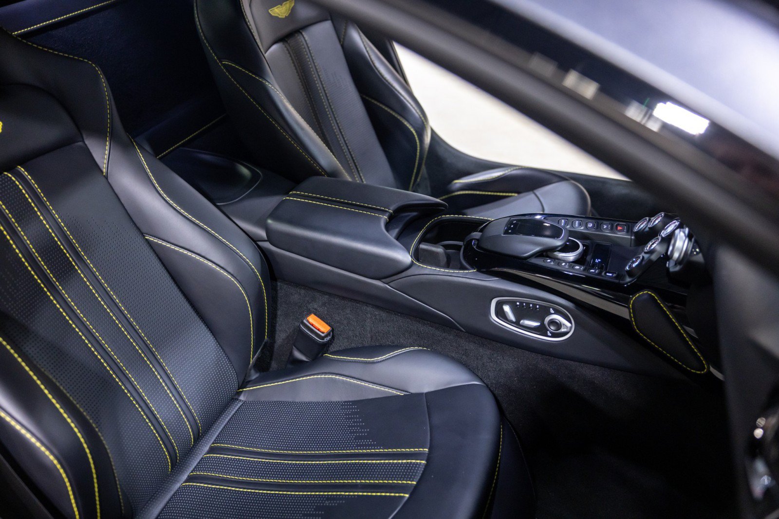 Used 2022 Aston Martin V8 Vantage Coupe RWD image 33
