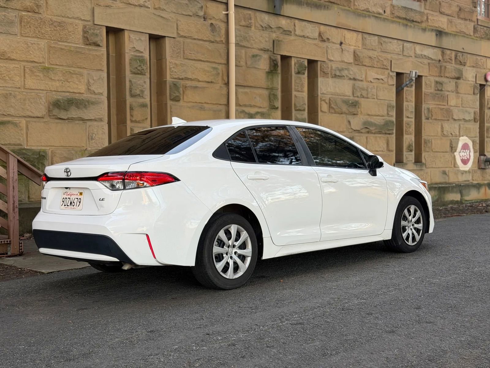 Used 2020 Toyota Corolla LE image 4