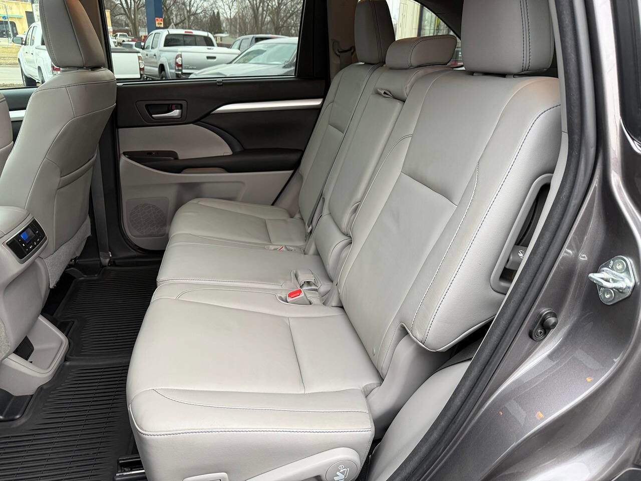 Used 2016 Toyota Highlander XLE AWD/4WD image 32