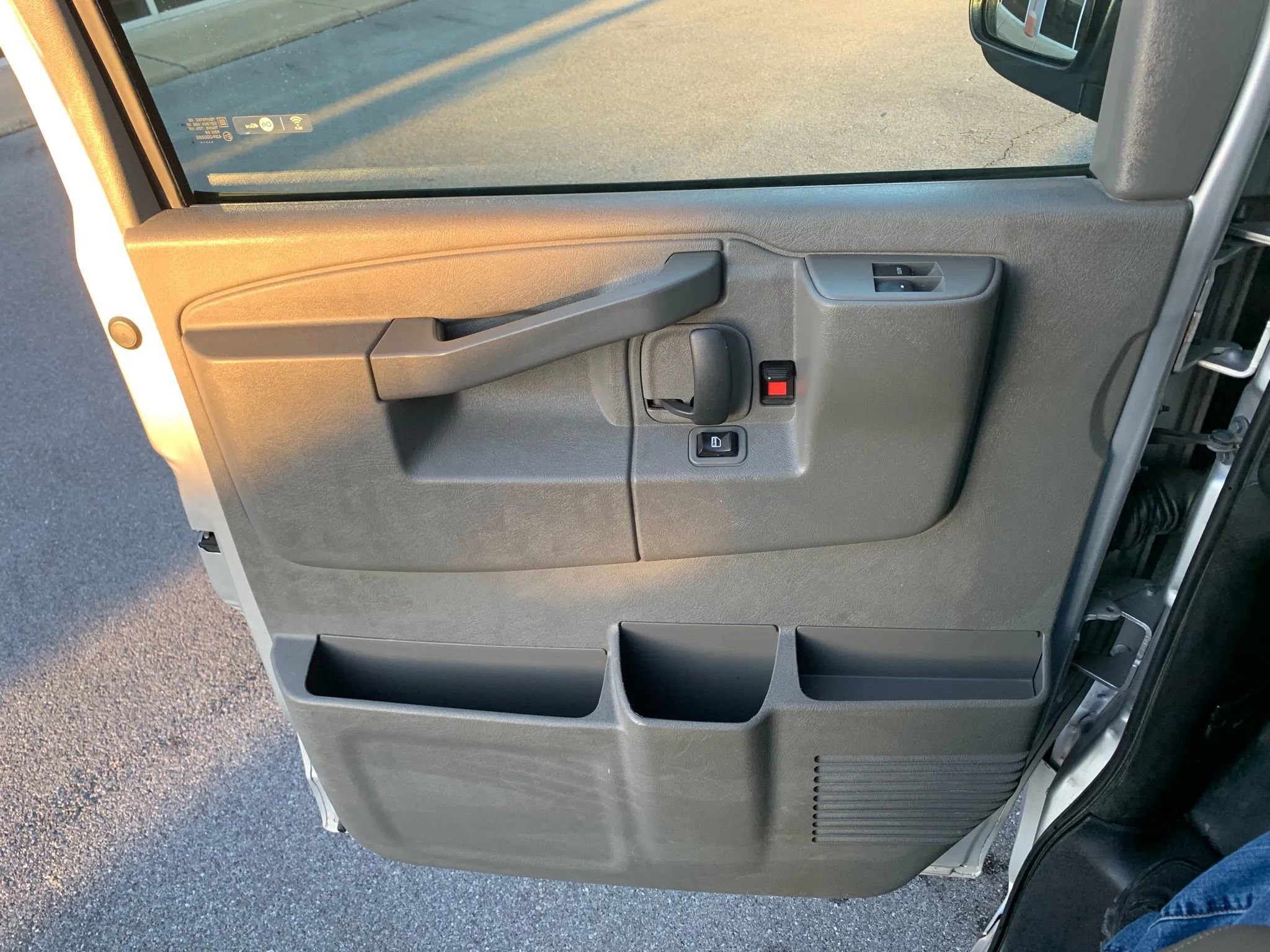 Used 2016 Chevrolet Express 3500 LS w/ Chrome Appearance Package image 8