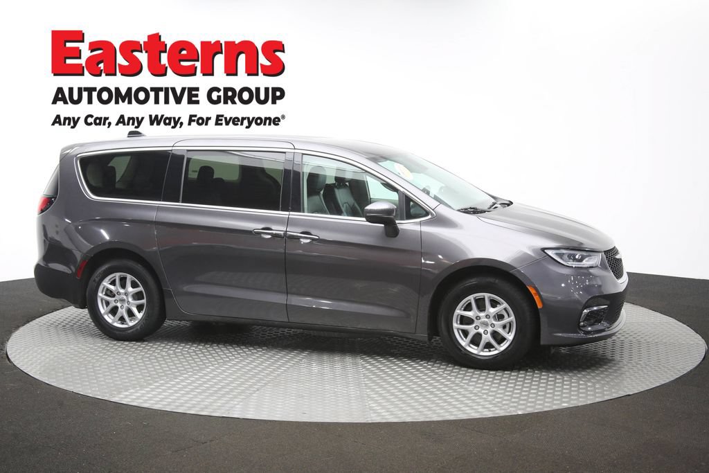 Used 2023 Chrysler Pacifica Touring-L FWD image 48