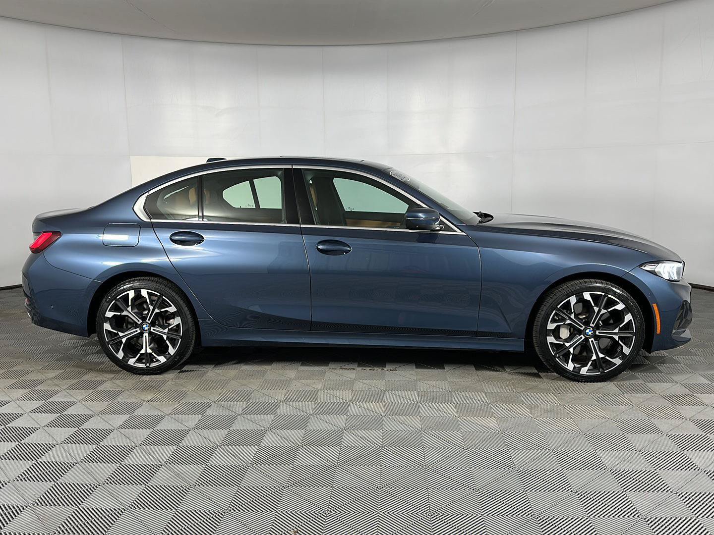 Used 2025 BMW 330i xDrive Sedan w/ Premium Package AWD/4WD image 29
