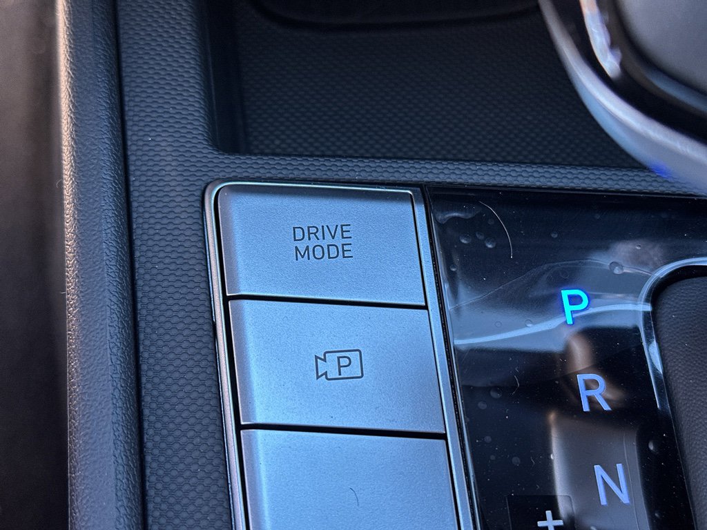 New 2025 Hyundai Elantra Limited image 25