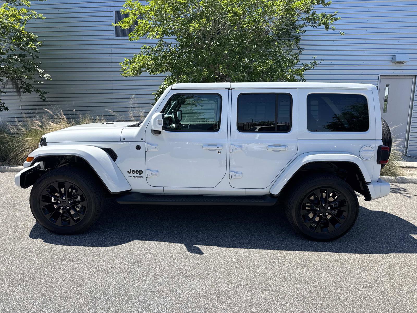 Used 2022 Jeep Wrangler Unlimited Sahara AWD/4WD image 2