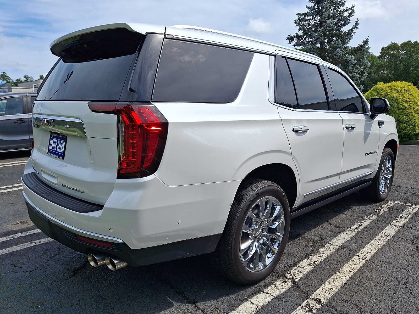 Used 2024 GMC Yukon Denali w/ Advanced Technology Package AWD/4WD image 6