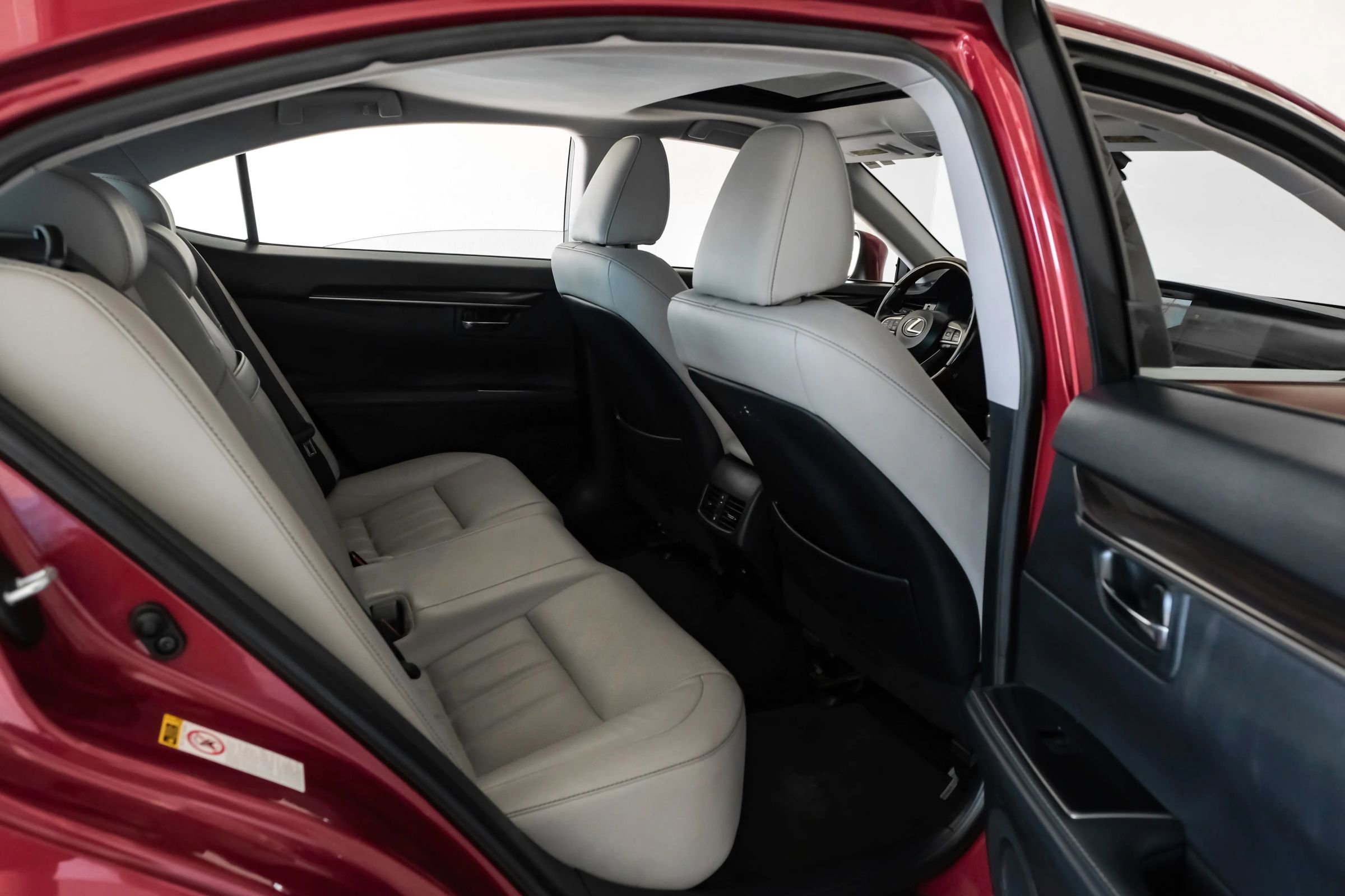 Used 2018 Lexus ES 300h w/ Luxury Package image 29