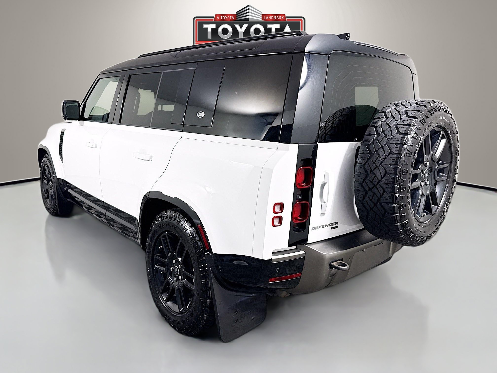 Used 2021 Land Rover Defender 110 X-Dynamic SE AWD/4WD image 5