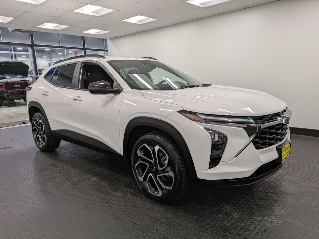 Used 2025 Chevrolet Trax RS w/ Driver Confidence Package image 3