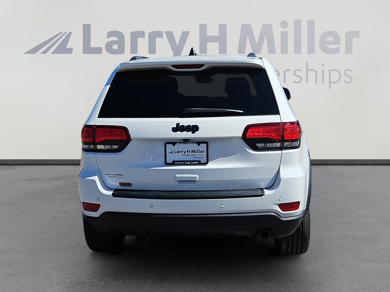 Used 2019 Jeep Grand Cherokee Laredo image 4