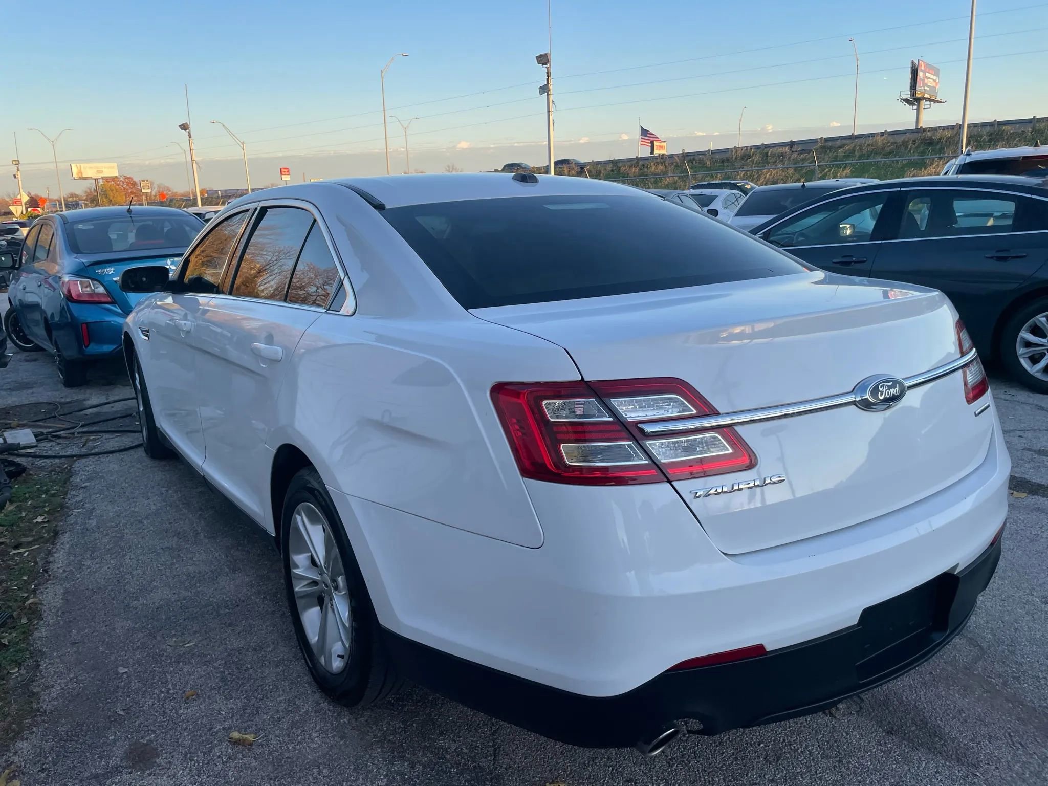 Used 2017 Ford Taurus SE image 5