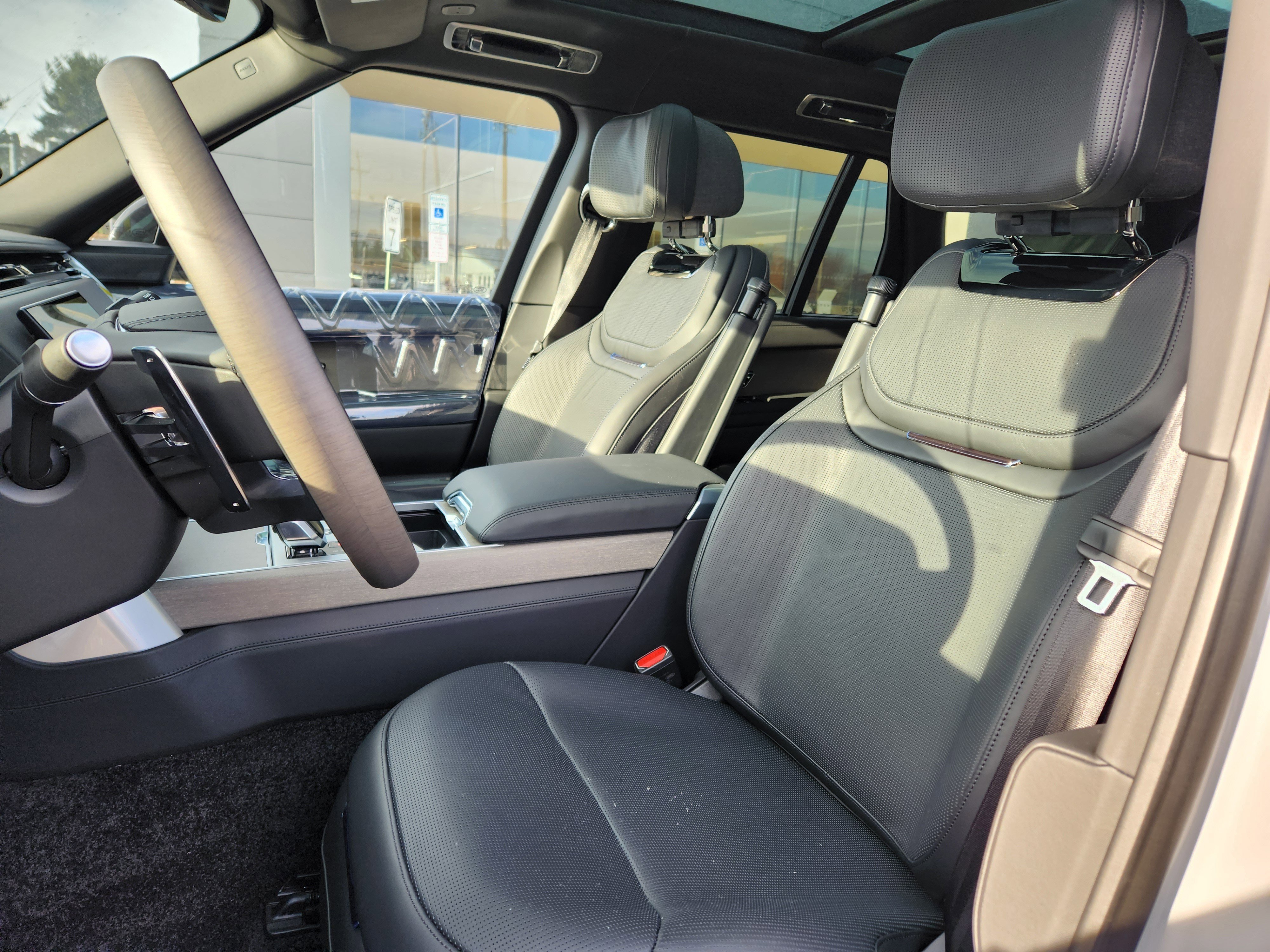 New 2026 Land Rover Range Rover SV image 8